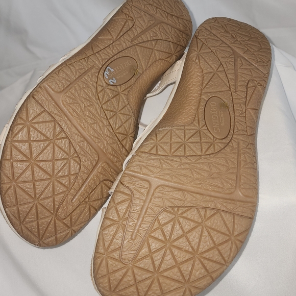 Earth Origins Cream Tan Strappy Sandals - Picture 3 of 3
